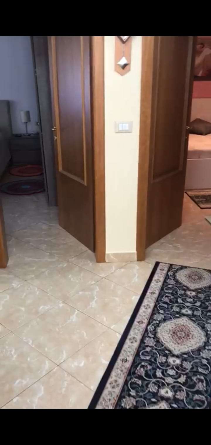 Shitet apartament 2+1, tek Rruga 